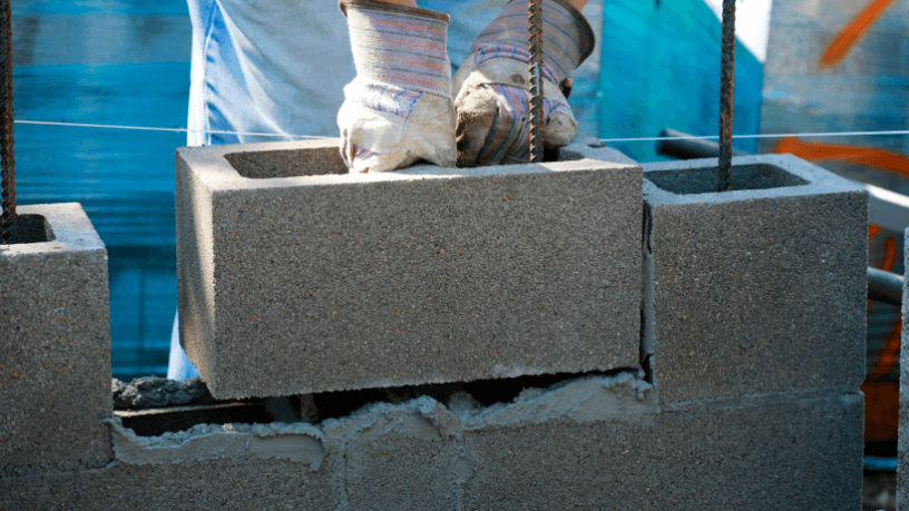 Descubra como selecionar o bloco de concreto adequado para cada aplicação, considerando desempenho, função e eficiência construtiva, na análise de Valderci Malagosini Machado.